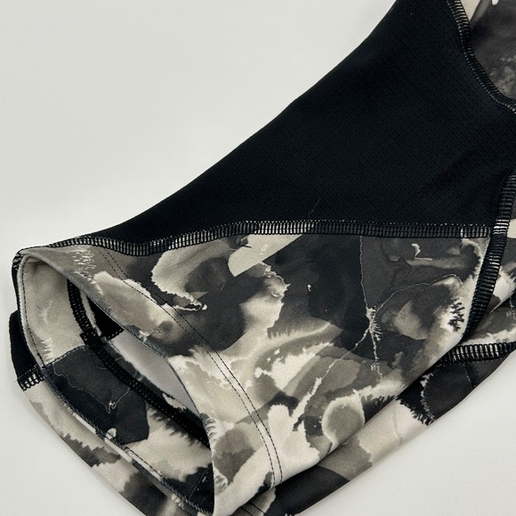 UNDER ARMOUR Women's Heatgear Compression Speed Capri Leggings  Size SMALL - Picture 6 of 6